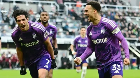 Raúl Jiménez, titular en agónica victoria del Fulham sobre Southampton