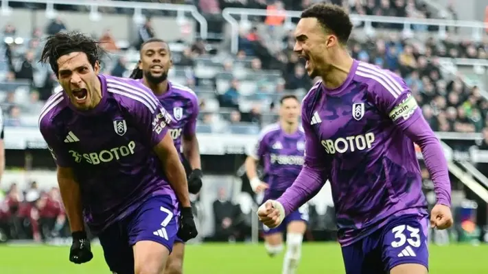 Raúl Jiménez, titular en agónica victoria del Fulham sobre Southampton