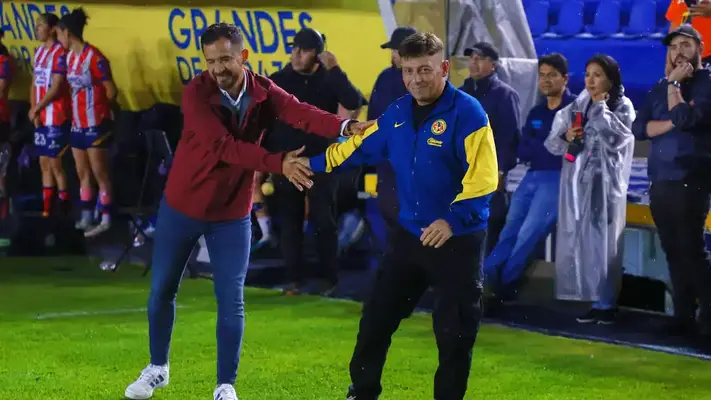 Ángel Villacampa 'estrena' look con causa en goleada de América vs Atlético San Luis