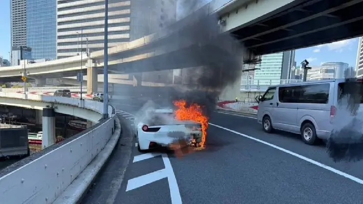 Ahorró 10 años para comprar un Ferrari y se incendia en su primer paseo