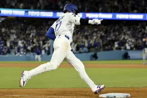 Jonrón de Ohtani completa la remontada de Dodgers sobre Braves para registrar inicio de 8-0