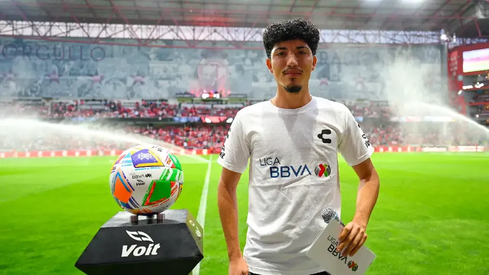Encargado en el protocolo de la Liga MX sorprende por su afición a los Diablos: “¡Arriba el Toluca!”