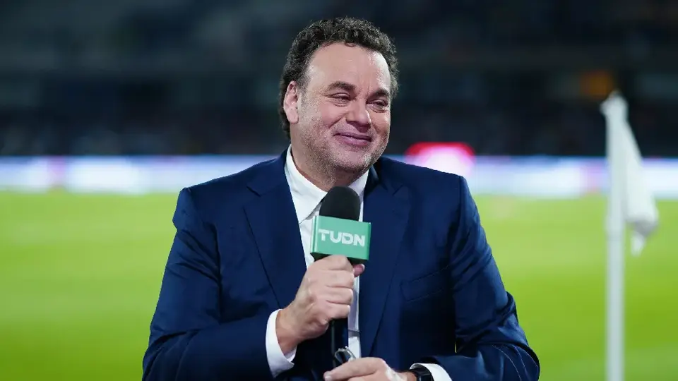 ¡Tipazo! David Faitelson se tomó varias fotografías con fanáticos previo al juego de Cruz Azul y León