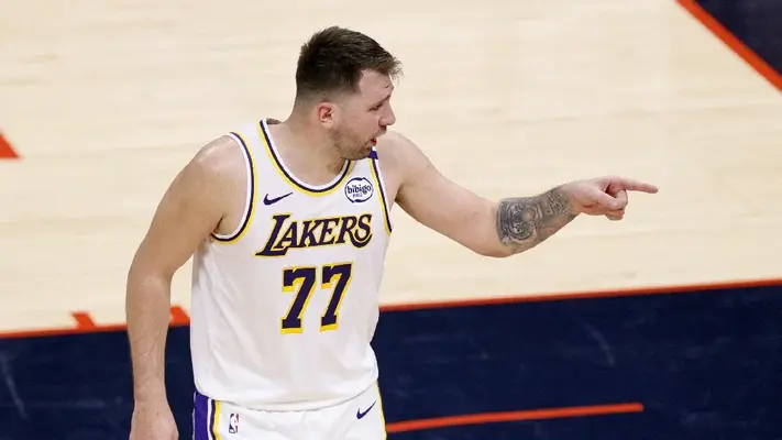 ¡No olvida sus colores! Luka Doncic recuerda al Real Madrid después de partido con Lakers