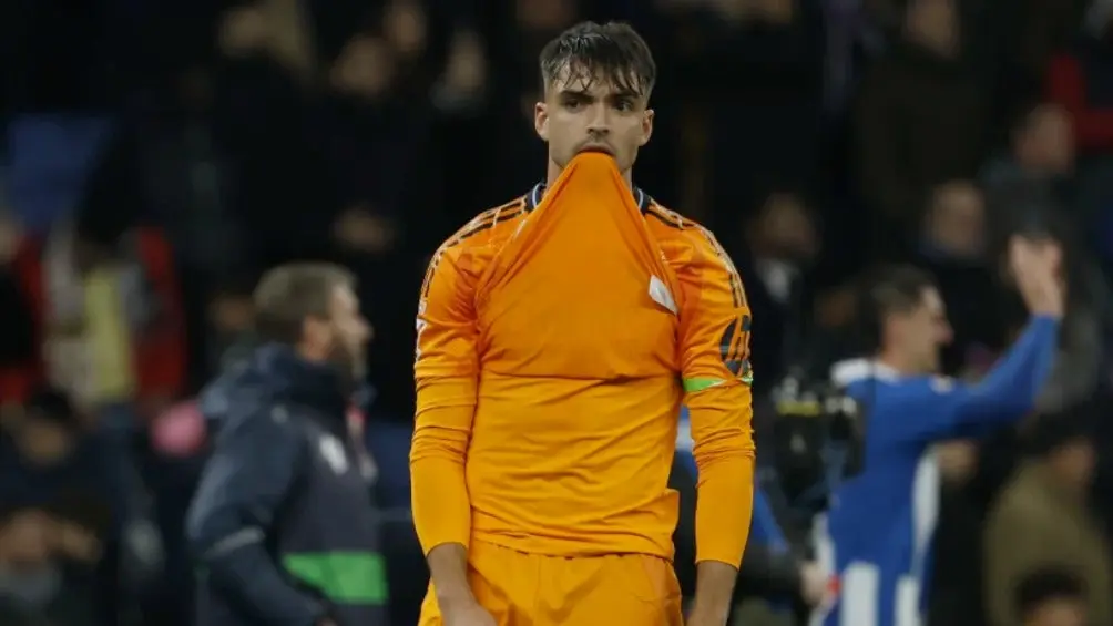 Raúl Asencio se lamenta durante un juego del Real Madrid | AP