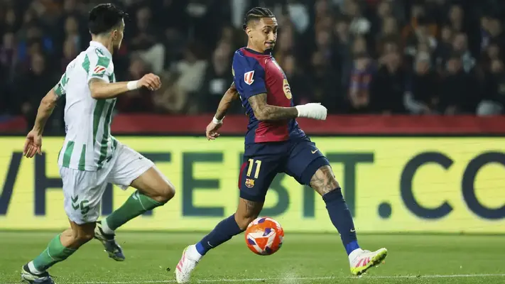 ¿Vestidor roto? Raphinha y ter Stegen intercambian empujones tras empate con Real Betis