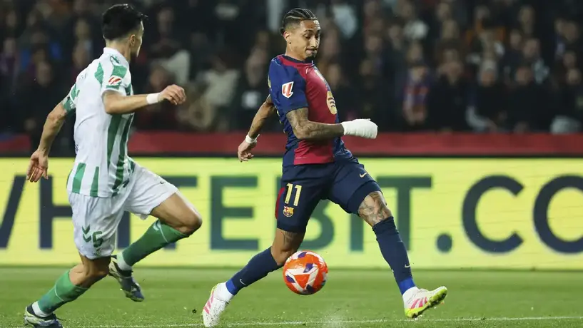 ¿Vestidor roto? Raphinha y ter Stegen intercambian empujones tras empate con Real Betis