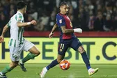 ¿Vestidor roto? Raphinha y ter Stegen intercambian empujones tras empate con Real Betis