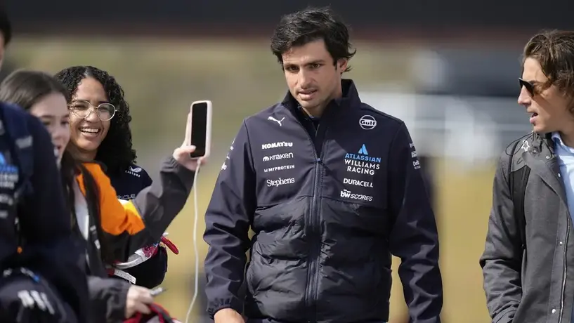 Carlos Sainz recibe multa de 20 mil euros por llegar tarde al himno de Japón