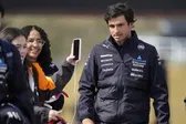 Carlos Sainz recibe multa de 20 mil euros por llegar tarde al himno de Japón