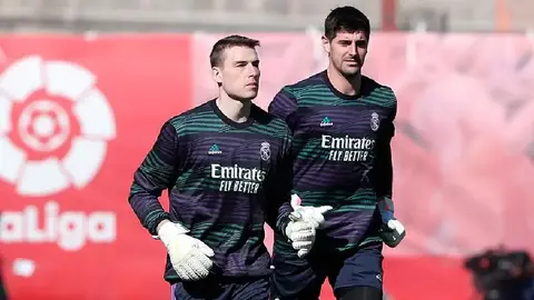 ¡Se quedan sin porteros! Real Madrid apunta a enfrentar a Valencia sin Lunin ni Courtois
