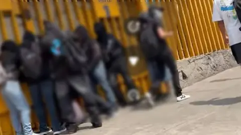 Encapuchados toman el CCH Vallejo