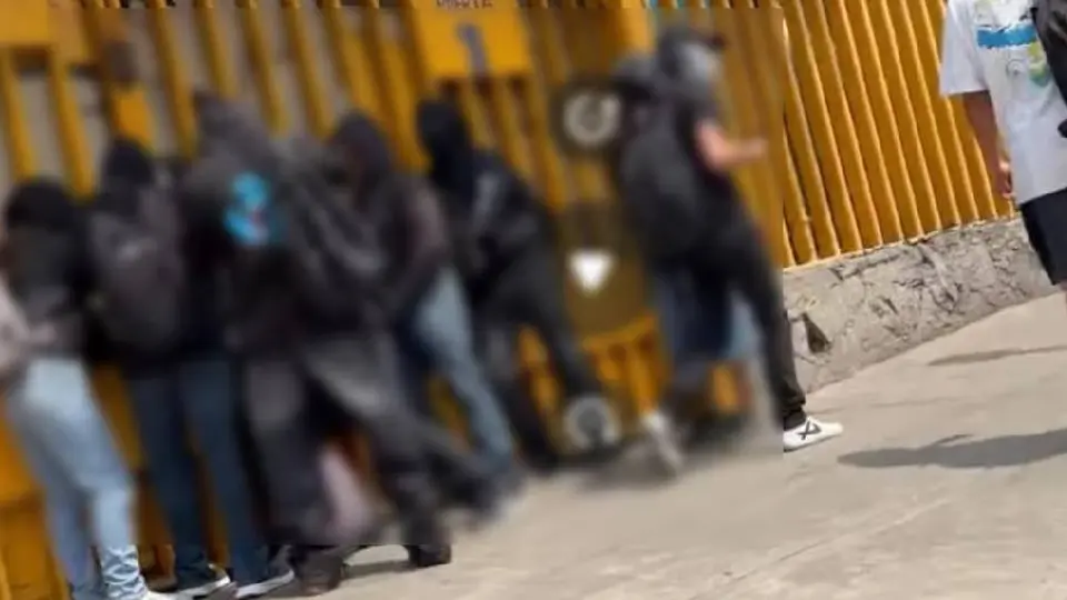 Encapuchados toman el CCH Vallejo