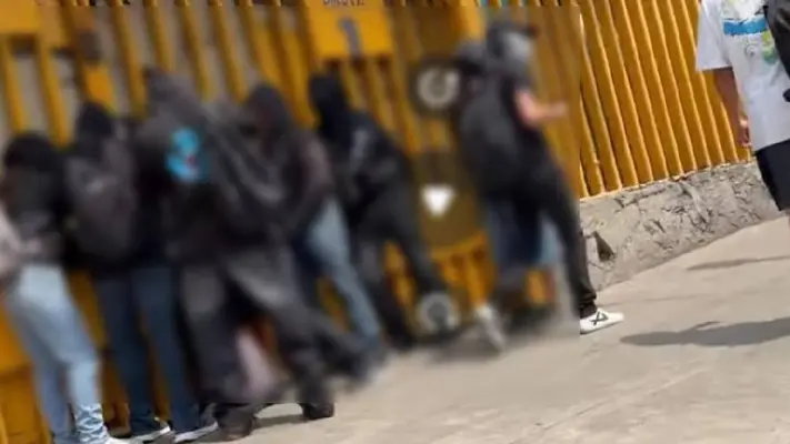 Encapuchados toman el CCH Vallejo
