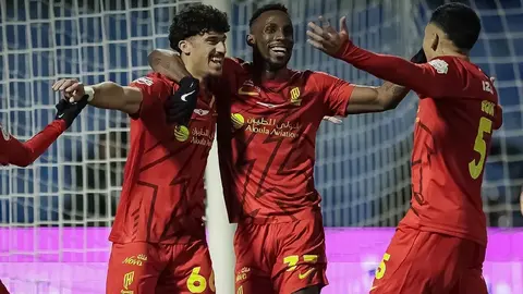 Al Qadisiya de Julián Quiñones saca triunfo 'in extremis' y acecha al Al Hilal en la Liga Saudí