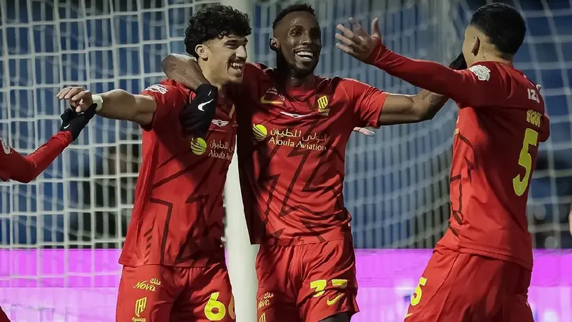 Al Qadisiya de Julián Quiñones saca triunfo 'in extremis' y acecha al Al Hilal en la Liga Saudí