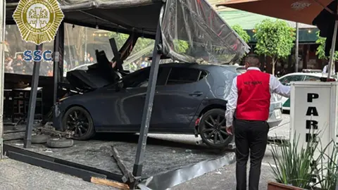VIDEO: Auto se ‘mete hasta la cocina’ de un restaurante en la CDMX