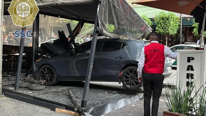 VIDEO: Auto se ‘mete hasta la cocina’ de un restaurante en la CDMX