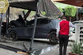 VIDEO: Auto se ‘mete hasta la cocina’ de un restaurante en la CDMX