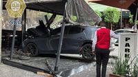 VIDEO: Auto se ‘mete hasta la cocina’ de un restaurante en la CDMX