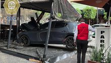 VIDEO: Auto se ‘mete hasta la cocina’ de un restaurante en la CDMX