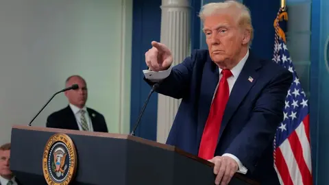 Trump pone en pausa los aranceles a las importaciones de automóviles de México y Canadá por un mes