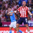 Chicharito y Alan Mozo reciben fuertes abucheos de la afición de Chivas en el Estadio Jalisco
