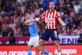Chicharito y Alan Mozo reciben fuertes abucheos de la afición de Chivas en el Estadio Jalisco