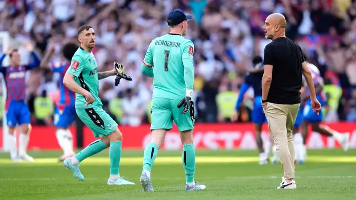 Pep Guardiola le negó el saludo a Dean Henderson luego de la derrota del Manchester City