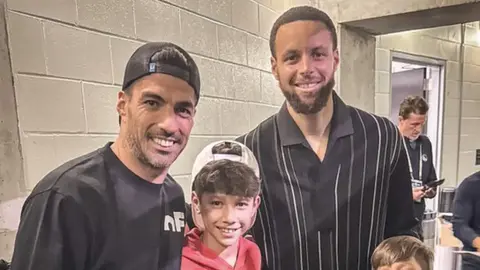¡Se encuentran dos estrellas! Luis Suárez y Stephen Curry se tomaron una foto juntos