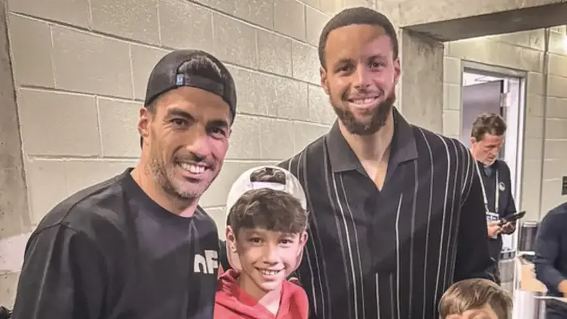 ¡Se encuentran dos estrellas! Luis Suárez y Stephen Curry se tomaron una foto juntos