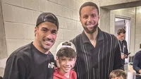¡Se encuentran dos estrellas! Luis Suárez y Stephen Curry se tomaron una foto juntos