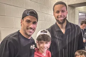 ¡Se encuentran dos estrellas! Luis Suárez y Stephen Curry se tomaron una foto juntos