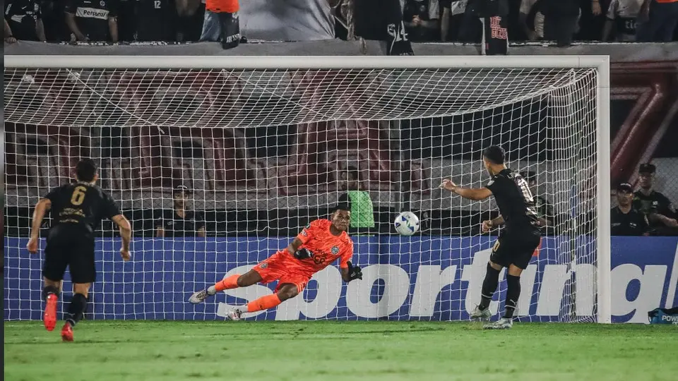 Leo Fernández falla penalti y deja ir el triunfo de Peñarol ante Olimpia