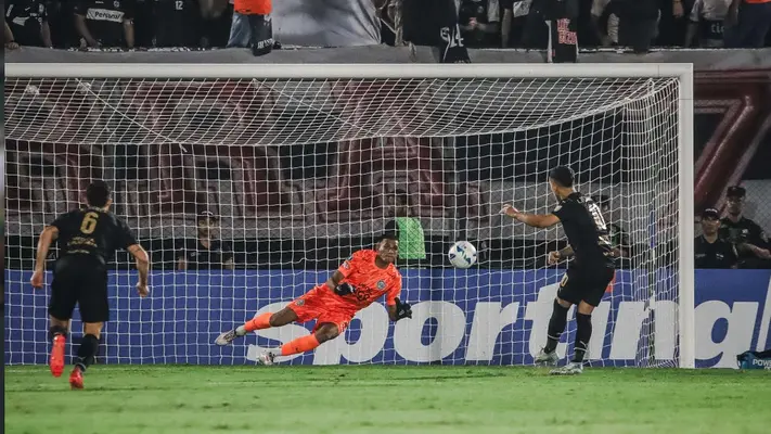 Leo Fernández falla penalti y deja ir el triunfo de Peñarol ante Olimpia