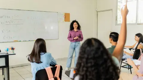 ¿Megapuente por el Día del Maestro el 15 de mayo? Esto sabemos