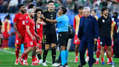 Javier Aguirre se 'encara' con los árbitros y pide explicaciones por penal en contra