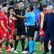Javier Aguirre se 'encara' con los árbitros y pide explicaciones por penal en contra