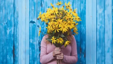 ¿Por qué se regalan flores amarillas el 21 de marzo?