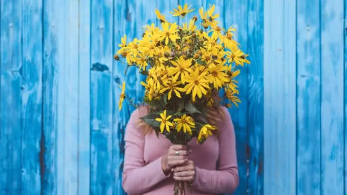 ¿Por qué se regalan flores amarillas el 21 de marzo?
