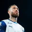 ¡Humilde! Sergio Ramos come a las afueras de C.U. con sus compañeros de Rayados