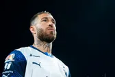 ¡Humilde! Sergio Ramos come a las afueras de C.U. con sus compañeros de Rayados