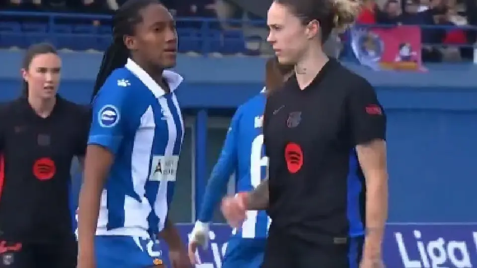 Mapi León, jugadora del Barcelona Femenil, hace tocamientos en zona íntima a rival del Espanyol