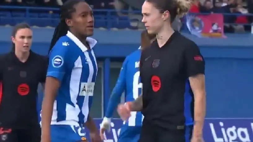 Mapi León, jugadora del Barcelona Femenil, hace tocamientos en zona íntima a rival del Espanyol