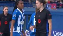 Mapi León, jugadora del Barcelona Femenil, hace tocamientos en zona íntima a rival del Espanyol