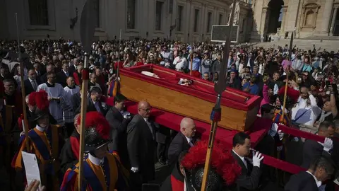 Funeral Papa Francisco: Féretro llega a basílica de San Pedro