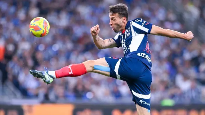 Sergio Canales presentó heridas en su pierna izquierda por romper una puerta de cristal