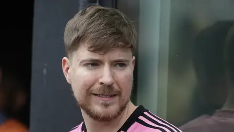 Mr. Beast, youtuber con más de 350 millones de suscriptores, choca auto de Fórmula E
