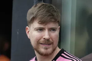 Mr. Beast, youtuber con más de 350 millones de suscriptores, choca auto de Fórmula E