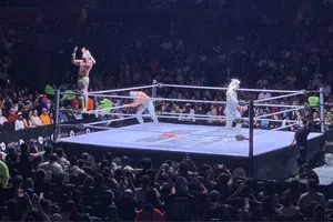 Hijo de LA Park y Dralístico ayudan a sacar a un ‘fanático mala copa’ de la Arena CDMX